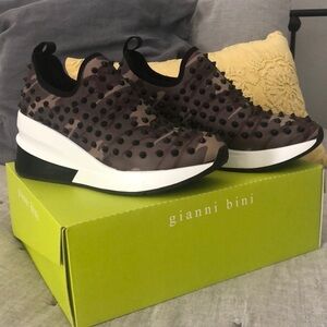 Women’s Gianni Bini Camo Wedge Sneakers - Size 7.5